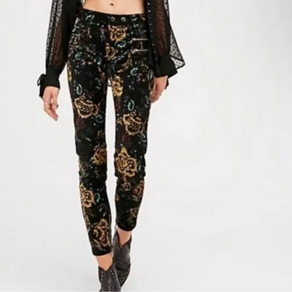 FREE PEOPLE LENNON BLACK VELVET FLORAL SKINNY MOTO PANTS WOMENS SZ 2 - Picture 1 of 9